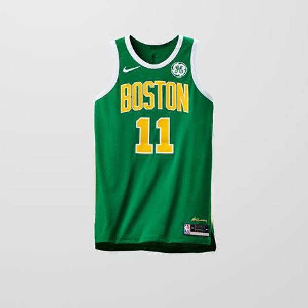 La nuova uniforme di Boston deriva dalla City Edition, che omaggia la tradizione dei Celtics con i caratteri in oro che ricordano quella dei giubbotti di riscaldamento dell’era Bird. Prima volta sul parquet per la sfida di Natale con Philadelphia